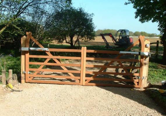 Traditional 5-bar style swing gate